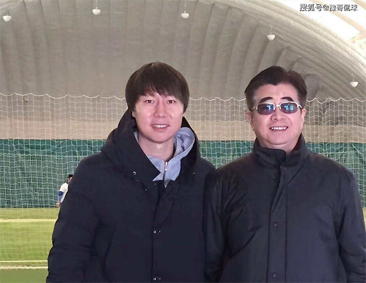 王千源在本次曝光的定档预告中内心戏动作戏两不落，将角色内心的愧疚通过难度极高的追凶动作戏全部释放，联手警员王星星（李九霄 饰）全力追捕绑架案真凶